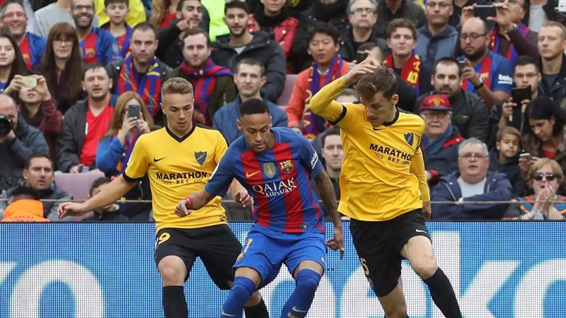  Neymar intenta avanzar con el balón ante el Javier Ontiveros y Diego Llorente