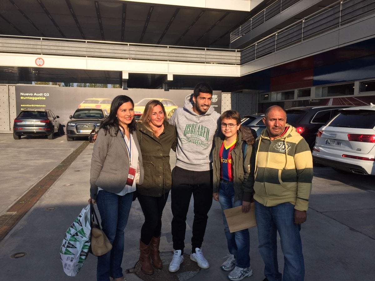Luis Suárez cumple el sueño de Imad, un niño palestino que ha perdido casi toda la visión por culpa de la guerra Luis Suárez cumple el sueño de Imad, un niño palestino que ha perdido casi toda la visión por culpa de la guerra