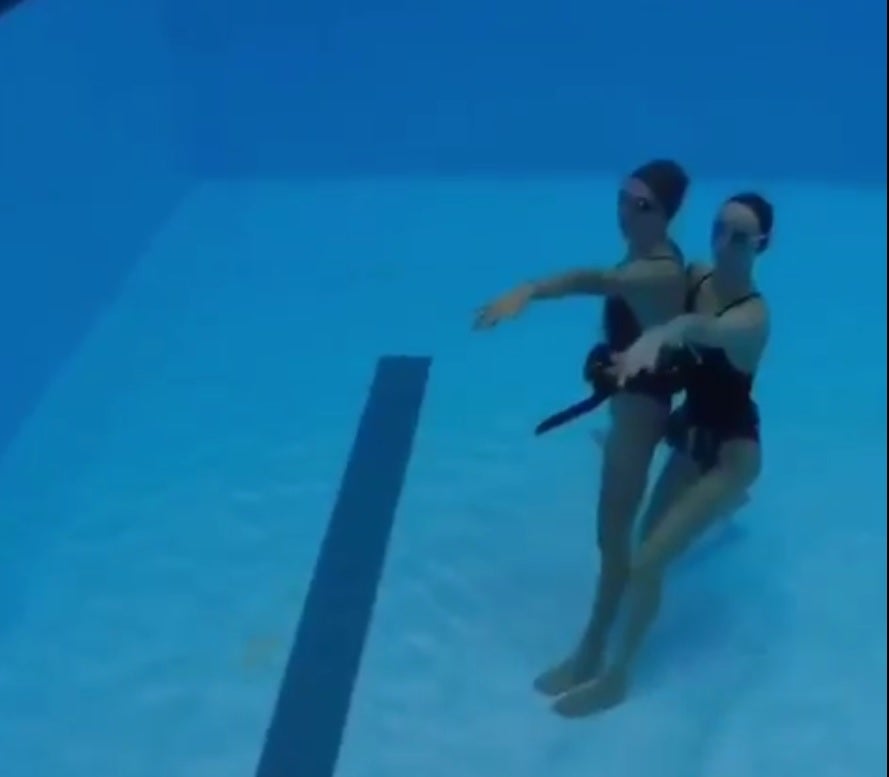 El impresionante 'Mannequin Challenge' del equipo de natación sincronizada...¡bajo del agua! El impresionante 'Mannequin Challenge' del equipo de natación sincronizada...¡bajo del agua!