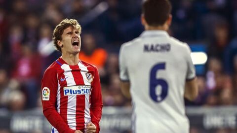 El delantero franc&eacute;s Antoine Griezmann (i), del Atl&eacute;tico de Madrid, se lamenta durante el partido 