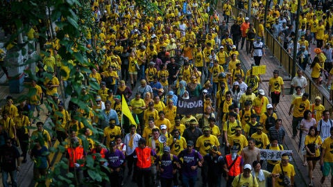 Miembros de los partidarios de Bersih 5.0 de Malasia marchan hacia la KLCC durante la protesta de Bersih 5.0