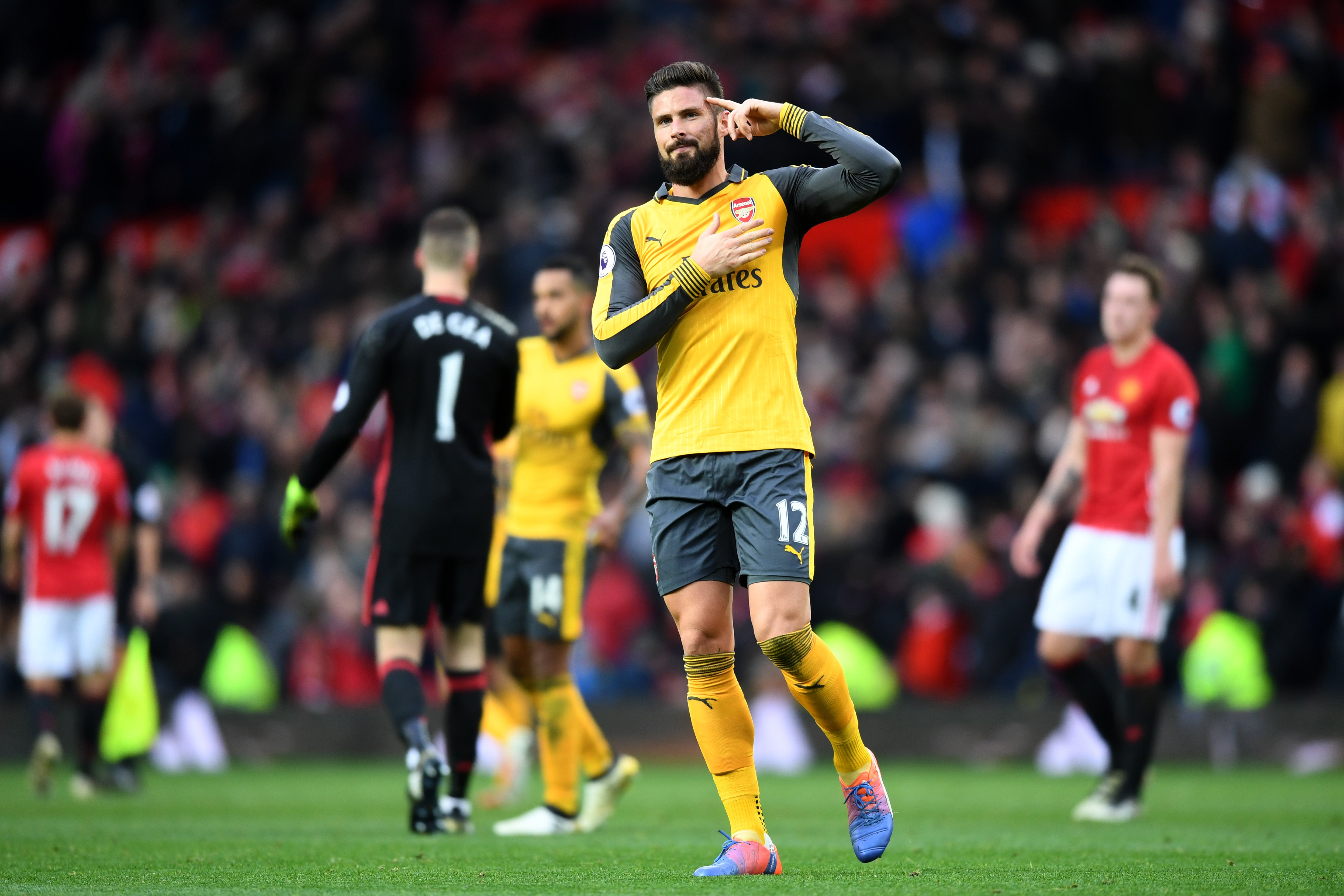 Giroud amarga la tarde al United de Mourinho con un gol en el minuto 90 Giroud amarga la tarde al United de Mourinho con un gol en el minuto 90