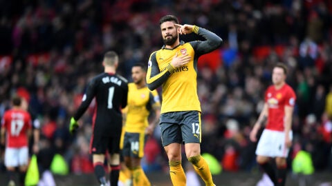 Giroud celebra su gol en Old Trafford
