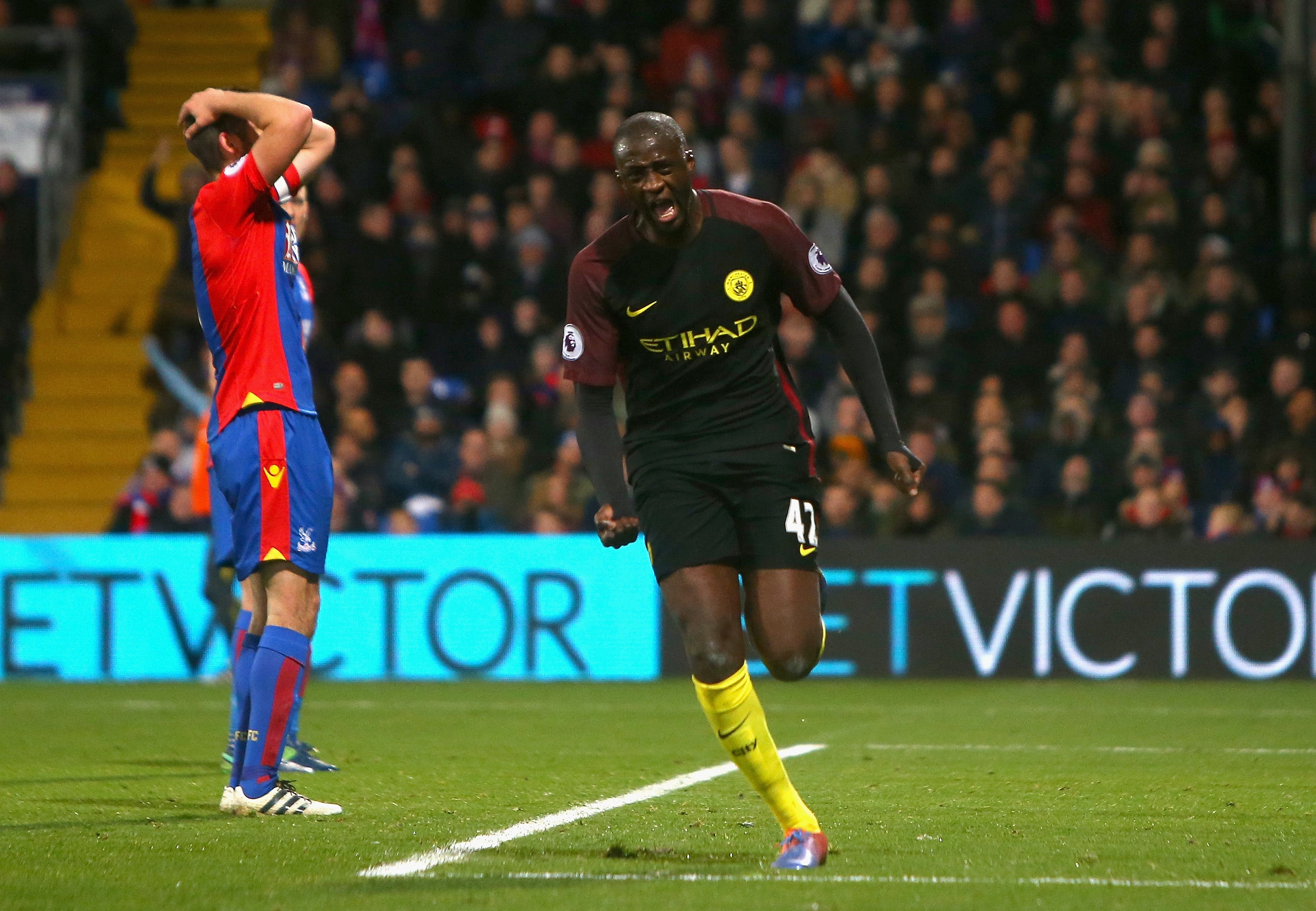 Yaya Touré salva al City de Guardiola con un doblete ante el Crystal Palace Yaya Touré salva al City de Guardiola con un doblete ante el Crystal Palace