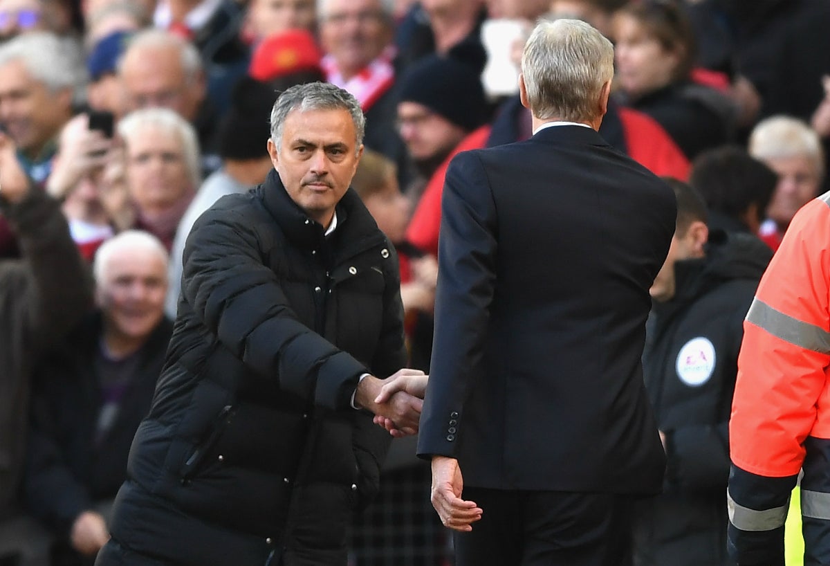 Frío saludo entre Mourinho y Wenger antes del Manchester United - Arsenal Frío saludo entre Mourinho y Wenger antes del Manchester United - Arsenal