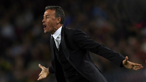 Luis Enrique, nervioso en la banda