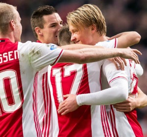 Dolberg celebra un gol con el Ajax Dolberg celebra un gol con el Ajax