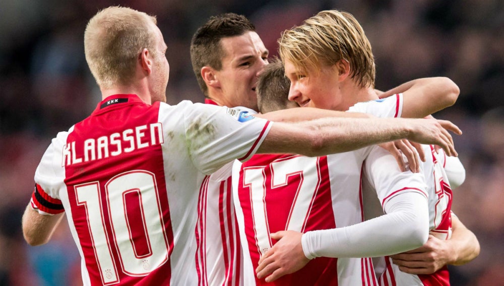 Dolberg celebra un gol con el Ajax