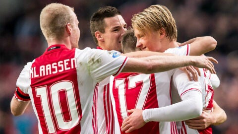 Dolberg celebra un gol con el Ajax