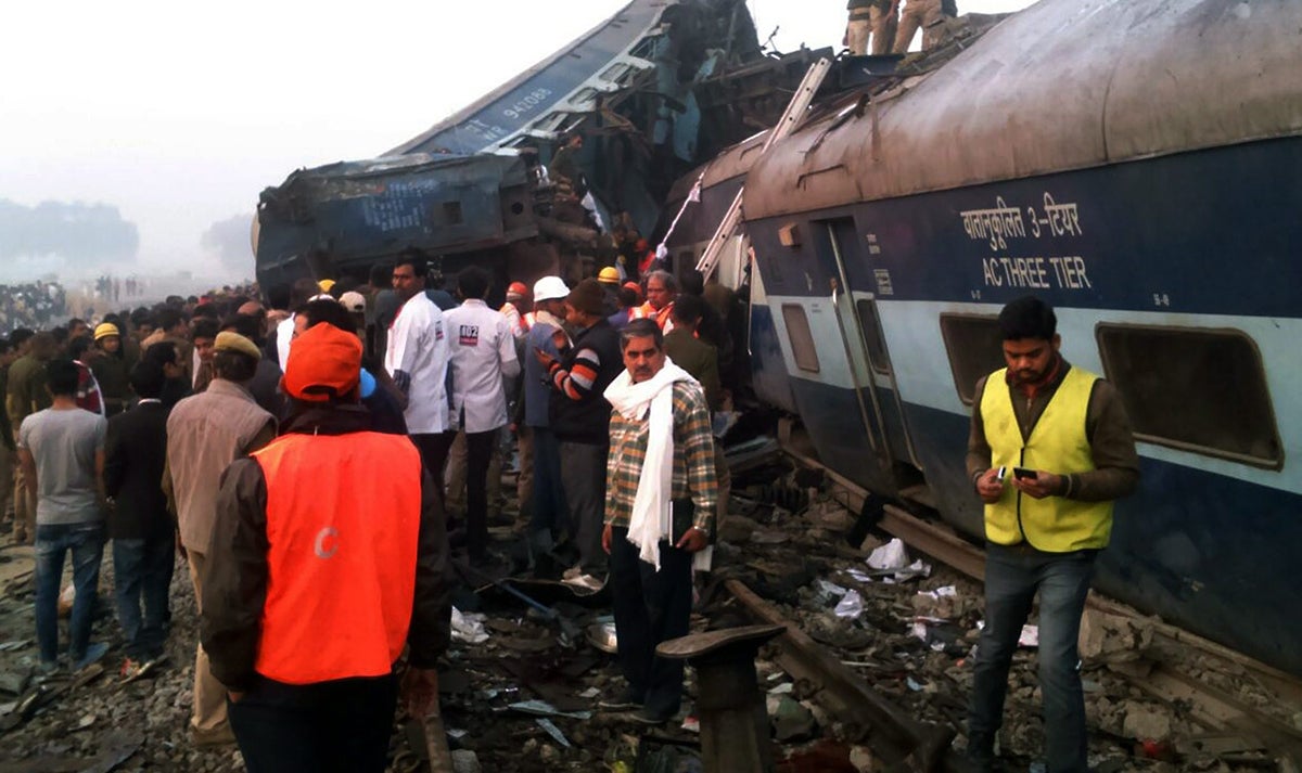 Asciende a más de un centenar la cifra de muertos en el accidente de tren de la India Asciende a más de un centenar la cifra de muertos en el accidente de tren de la India