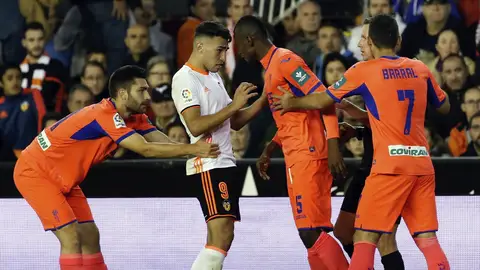 Los jugadores del Valencia en un momento del encuentro. Los jugadores del Valencia en un momento del encuentro.