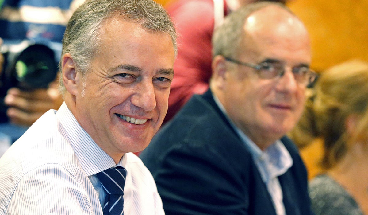PNV y PSE cierran un "acuerdo político" sin concretar el reparto de consejerías PNV y PSE cierran un "acuerdo político" sin concretar el reparto de consejerías