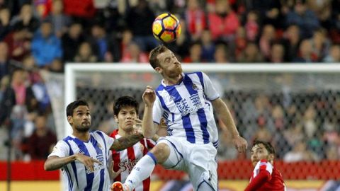 David Zurutza remata de cabeza ante su compa&ntilde;ero, el delantero brasile&ntilde;o Willian Jos&eacute;.