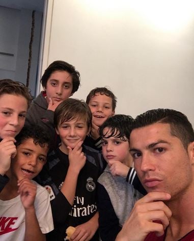 Cristiano Ronaldo repite el gesto del segundo gol al Atlético junto a su hijo y sus amigos Cristiano Ronaldo repite el gesto del segundo gol al Atlético junto a su hijo y sus amigos