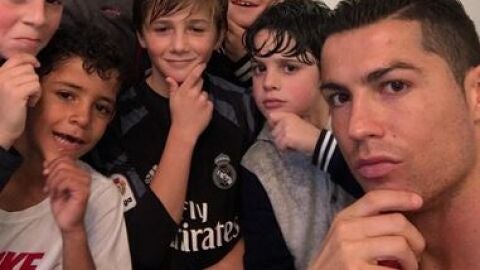 Cristiano Ronaldo junto a su hijo y sus amigos 