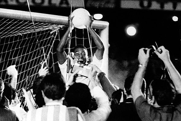 El Retrovisor: Así fue el histórico gol número mil de Pelé El Retrovisor: Así fue el histórico gol número mil de Pelé