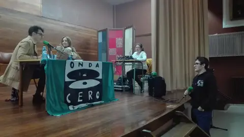 Caxade no IES Sanchéz Cantón de Pontevedra con Susana Pedreira Caxade en Onda Cero Pontevedra