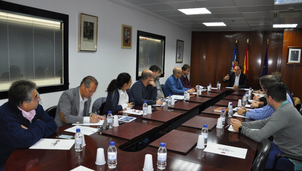 El diputado de Promoción Económica, Salvador Aguilella, se ha reunido con representantes de 15 ayuntamientos del área cerámica.