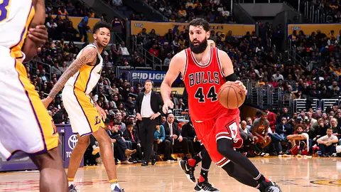 Mirotic conduce el balón en un ataque de los Bulls Mirotic conduce el balón en un ataque de los Bulls