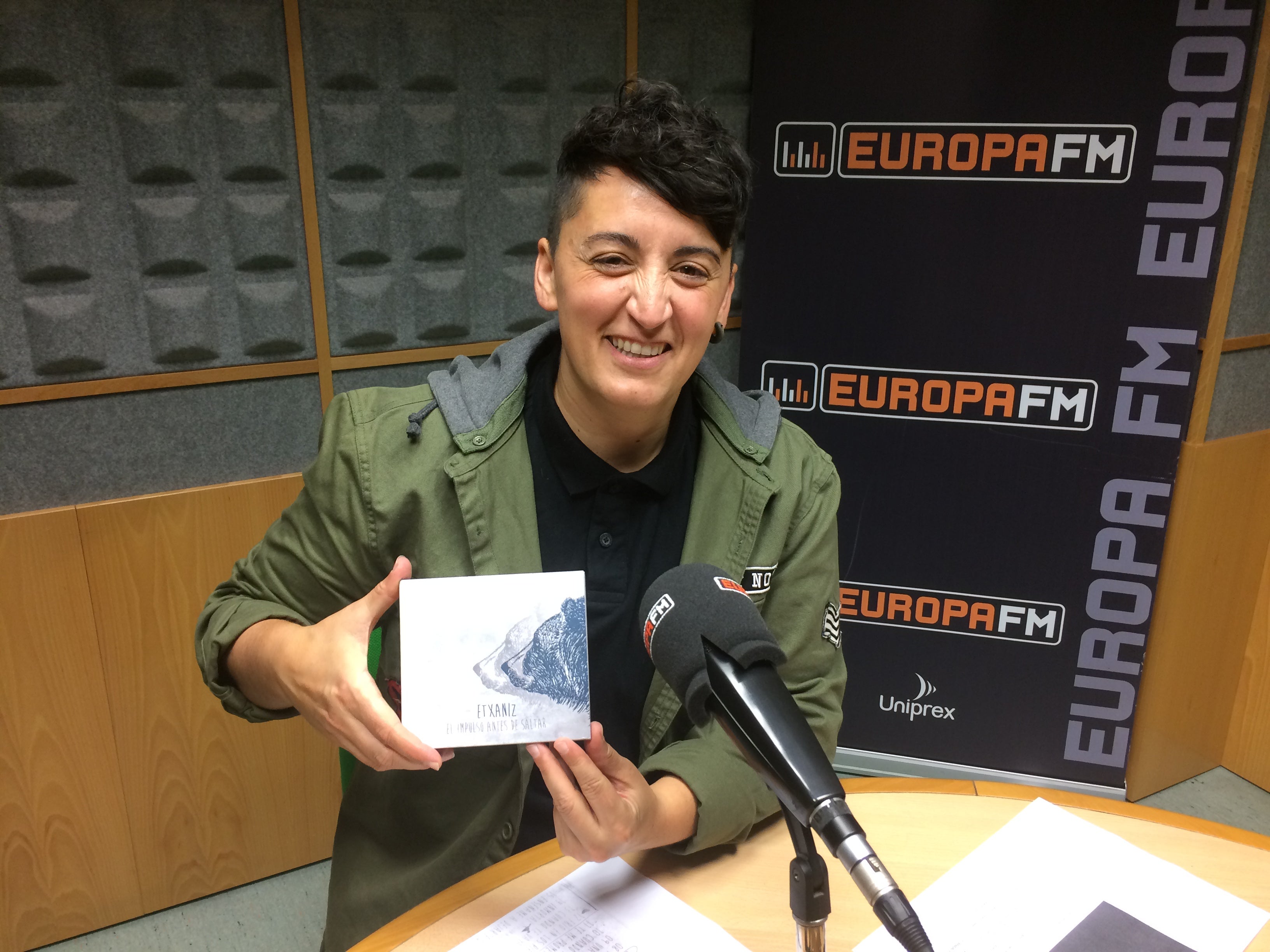 Escuchamos "El impulso antes de saltar", nuevo trabajo de Etxaniz. Escuchamos "El impulso antes de saltar", nuevo trabajo de Etxaniz.