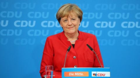 Angela Merkel habla sobre su futuro pol&iacute;tico como presidenta y canciller de la CDU, durante una conferencia de prensa despu&eacute;s de la reuni&oacute;n de la directiva en la sede de la CDU en Berl&iacute;n