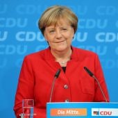 Angela Merkel habla sobre su futuro político como presidenta y canciller de la CDU, durante una conferencia de prensa después de la reunión de la directiva en la sede de la CDU en Berlín