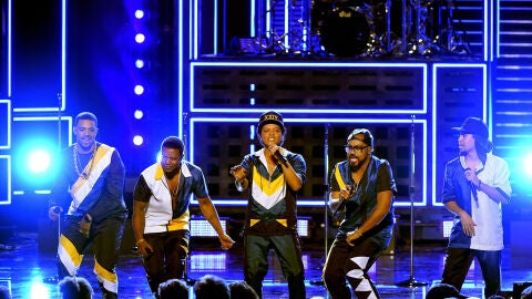 Bruno Mars present&oacute; '24K Magic' en el escenario de los American Music Awards 2016