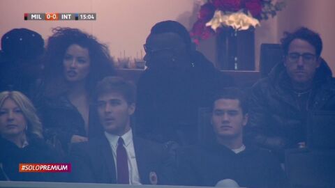 Balotelli en la grada de San Siro