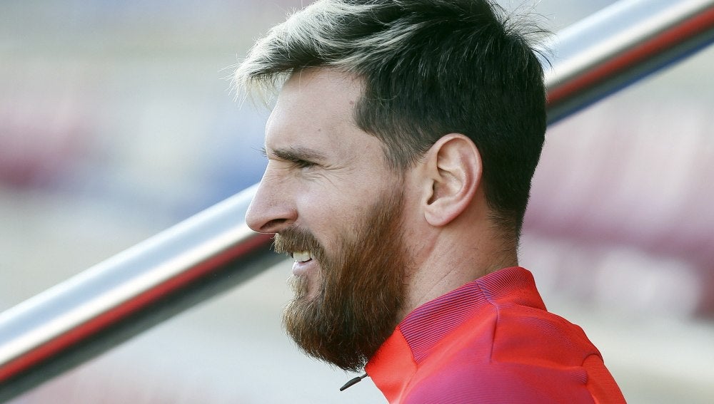 Messi sonríe antes de comenzar un entrenamiento con el Barça
