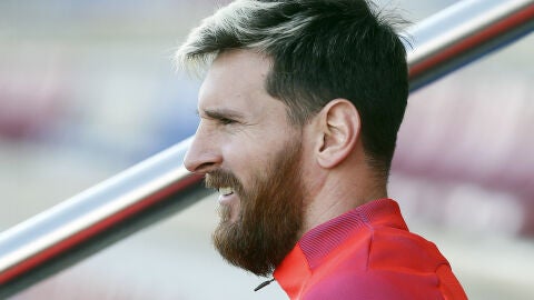 Messi sonr&iacute;e antes de comenzar un entrenamiento con el Bar&ccedil;a