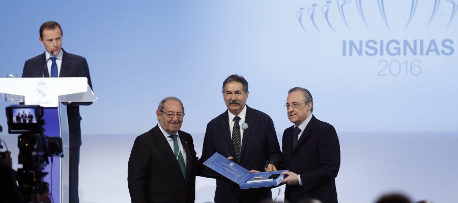 Florentino Pérez entregando una placa de plata a un aficionado Florentino Pérez entregando una placa de plata a un aficionado