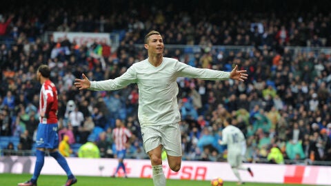 Cristiano Ronaldo celebra uno de sus goles al Sporting de Gij&oacute;n