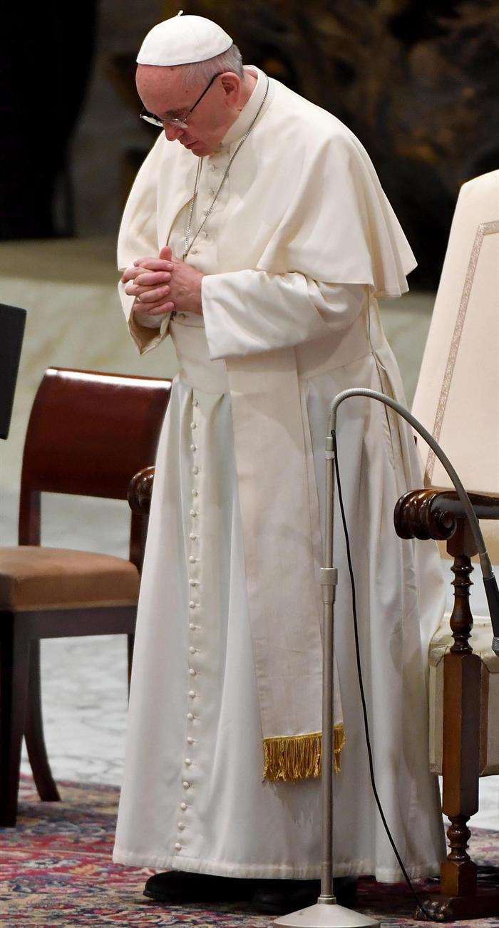 El Papa cree que el "celibato opcional no es la solución" a la crisis de vocación y abre la puerta a ordenar a hombres casados El Papa cree que el "celibato opcional no es la solución" a la crisis de vocación y abre la puerta a ordenar a hombres casados