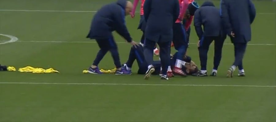 Unzue en el suelo después de chocar con Neymar Unzue en el suelo después de chocar con Neymar