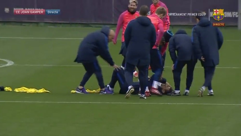 Unzue en el suelo después de chocar con Neymar