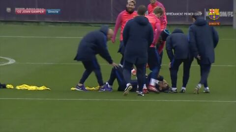 Unzue en el suelo despu&eacute;s de chocar con Neymar