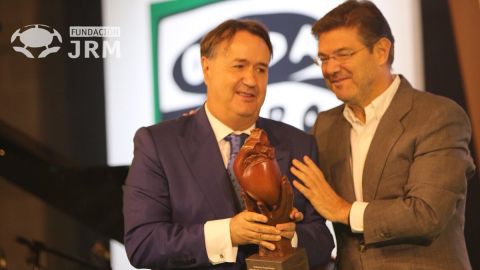 El Doctor G&oacute;nz&aacute;lez recibe el Premio del ministro Catal&aacute;.