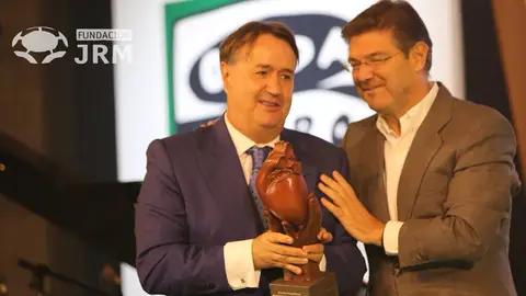 El Doctor Gónzález recibe el Premio del ministro Catalá. El Doctor Gónzález recibe el Premio del ministro Catalá.