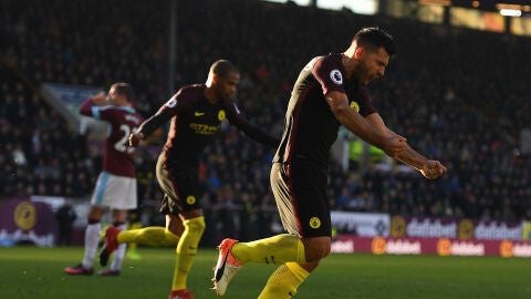 Ag&uuml;ero celebra un gol con el City