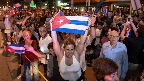 Exiliados cubanos celebran la muerte de Fidel Castro Exiliados cubanos celebran la muerte de Fidel Castro