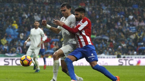 Pepe peleando un bal&oacute;n