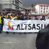 Frame 21.813416 de: Manifestación en Alsasua para expresar su compromiso con la paz tras la agresión a dos guardias civiles