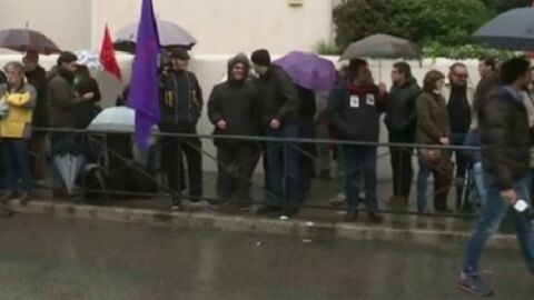 Castristas y anticastristas se enfrentan ante la embajada de Cuba en Madrid