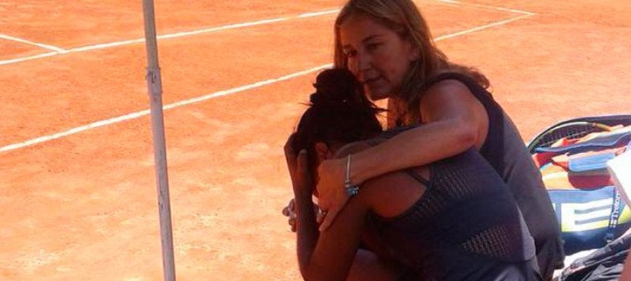La tenista chilena Daniela Seguel llora en la pista La tenista chilena Daniela Seguel llora en la pista