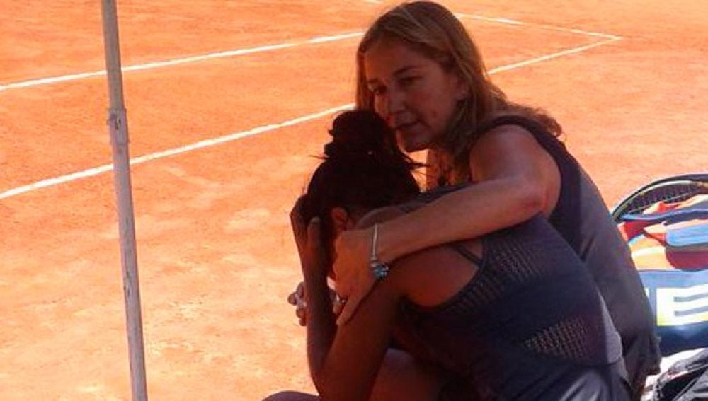 La tenista chilena Daniela Seguel llora en la pista