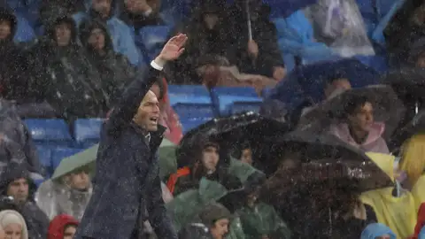 Zinedine Zidane da indicaciones desde la banda del Bernabéu Zinedine Zidane da indicaciones desde la banda del Bernabéu
