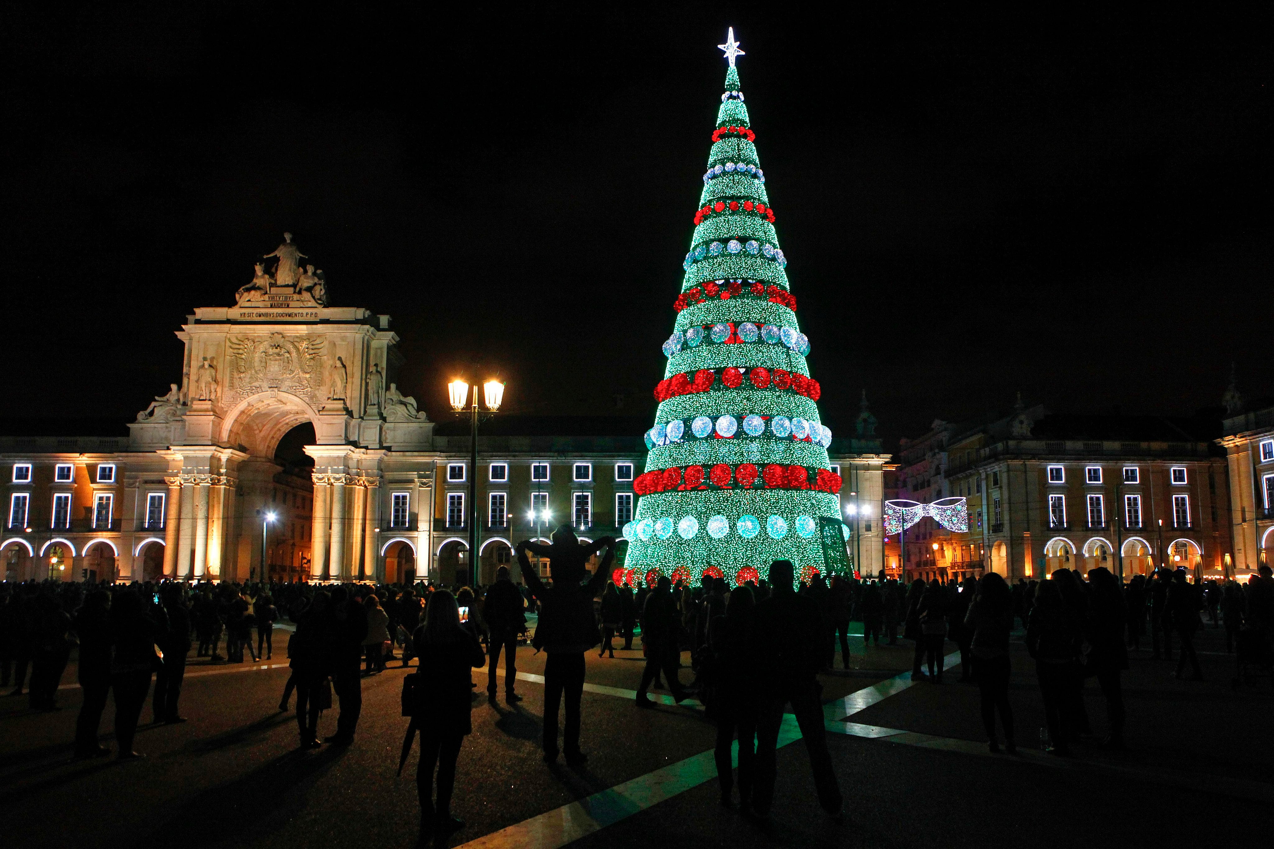 Denuncian "engaño y estafa" del parque temático de la Navidad de Lisboa, que se anuncia como el mayor de Europa Denuncian "engaño y estafa" del parque temático de la Navidad de Lisboa, que se anuncia como el mayor de Europa