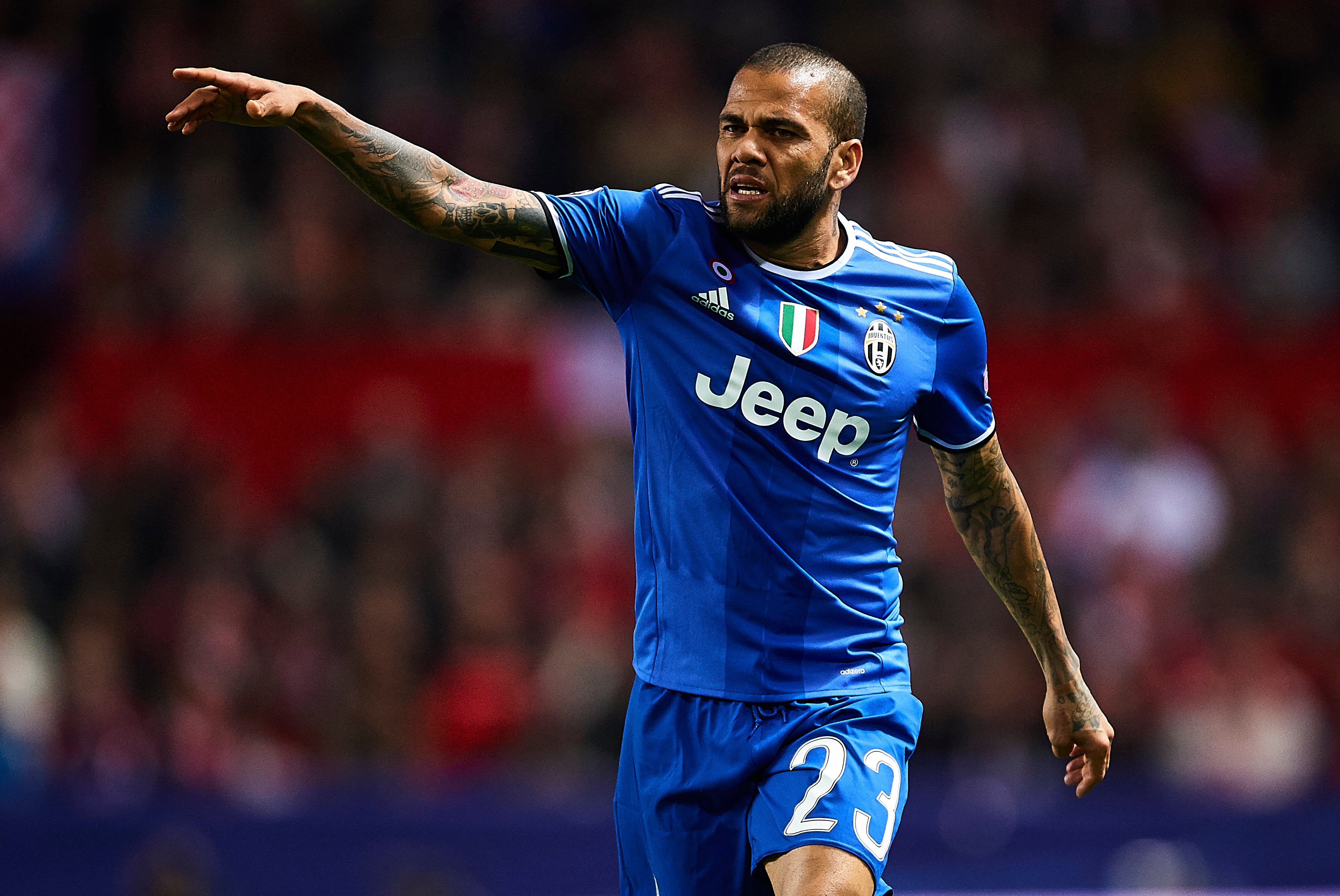 Dani Alves sufre una fractura del peroné y estará más de tres meses de baja Dani Alves sufre una fractura del peroné y estará más de tres meses de baja