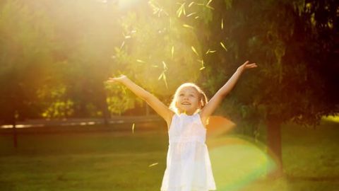 Una ni&ntilde;a busca la luz del sol