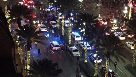 Veh&iacute;culos de la Polic&iacute;a en el lugar del tiroteo sucedido en el barrio franc&eacute;s de Nueva Orleans